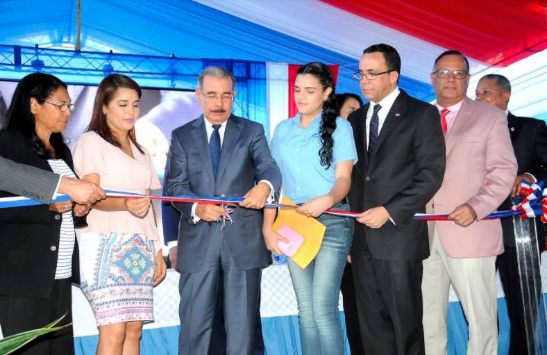 Presidente entrega dos planteles escolares y un centro de salud en Santiago Rodríguez