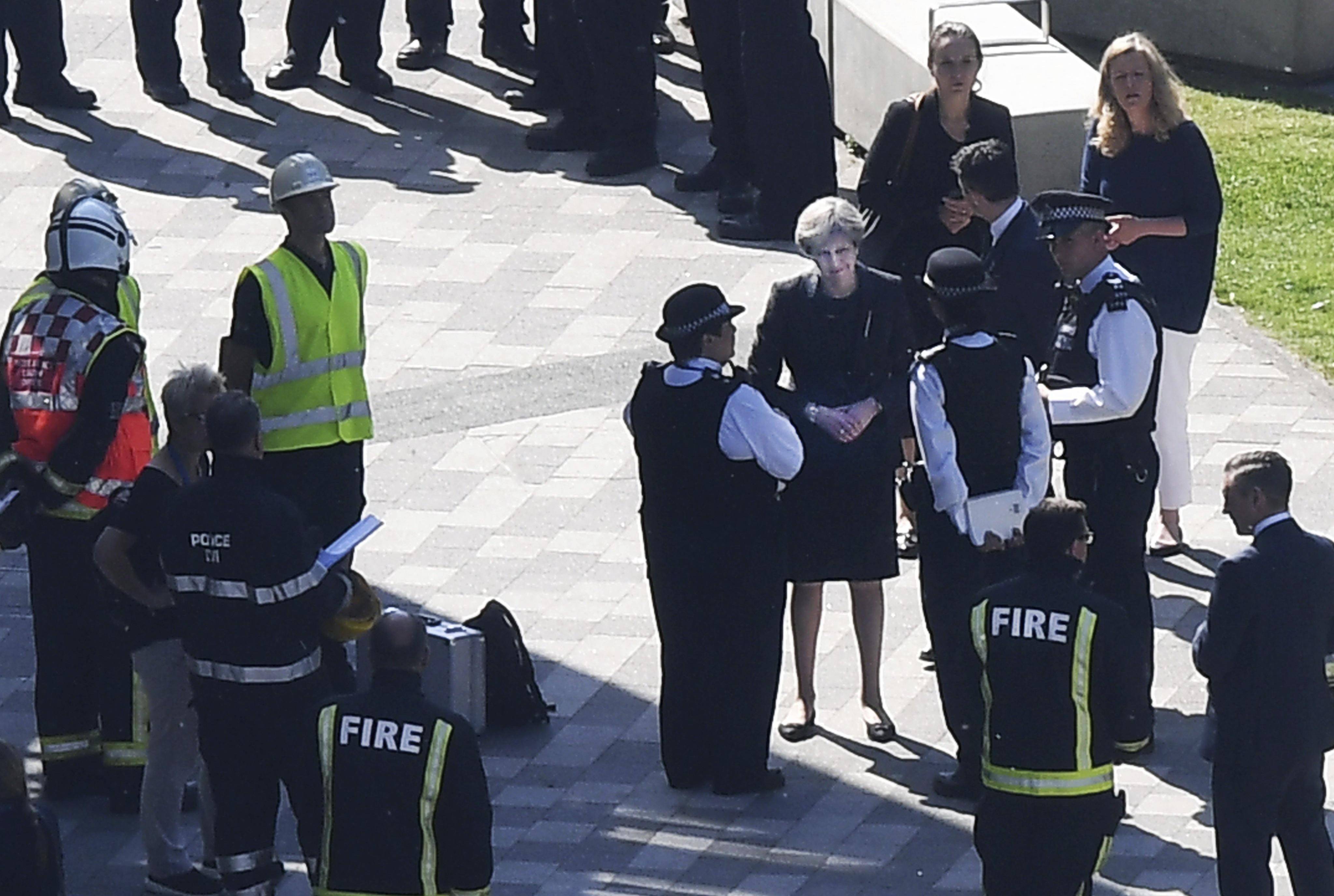 Theresa May pide una investigación oficial sobre el incendio donde murieron 17 personas en Londres