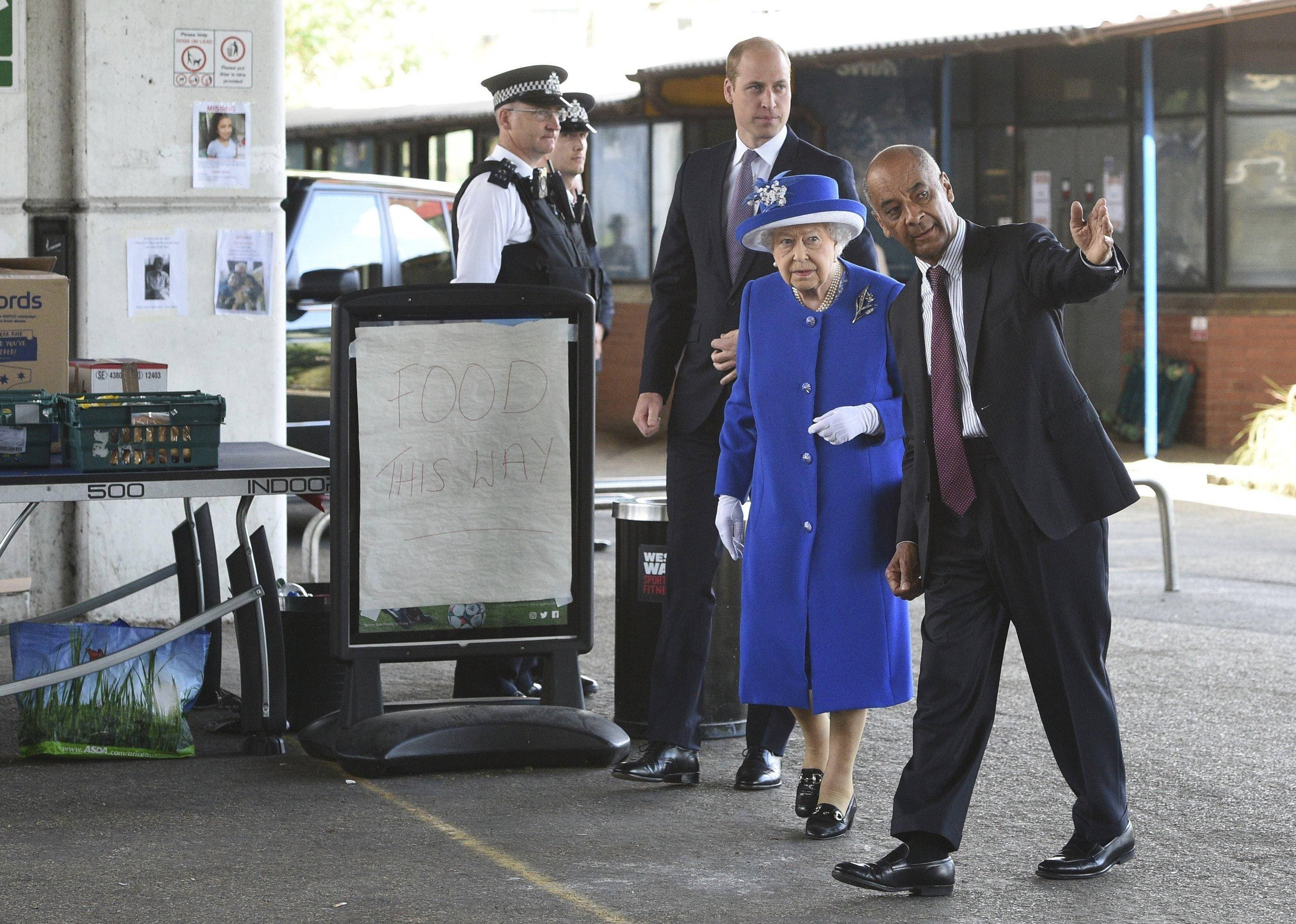 La reina Isabel II visita el barrio londinense donde se quemó una torre residencial