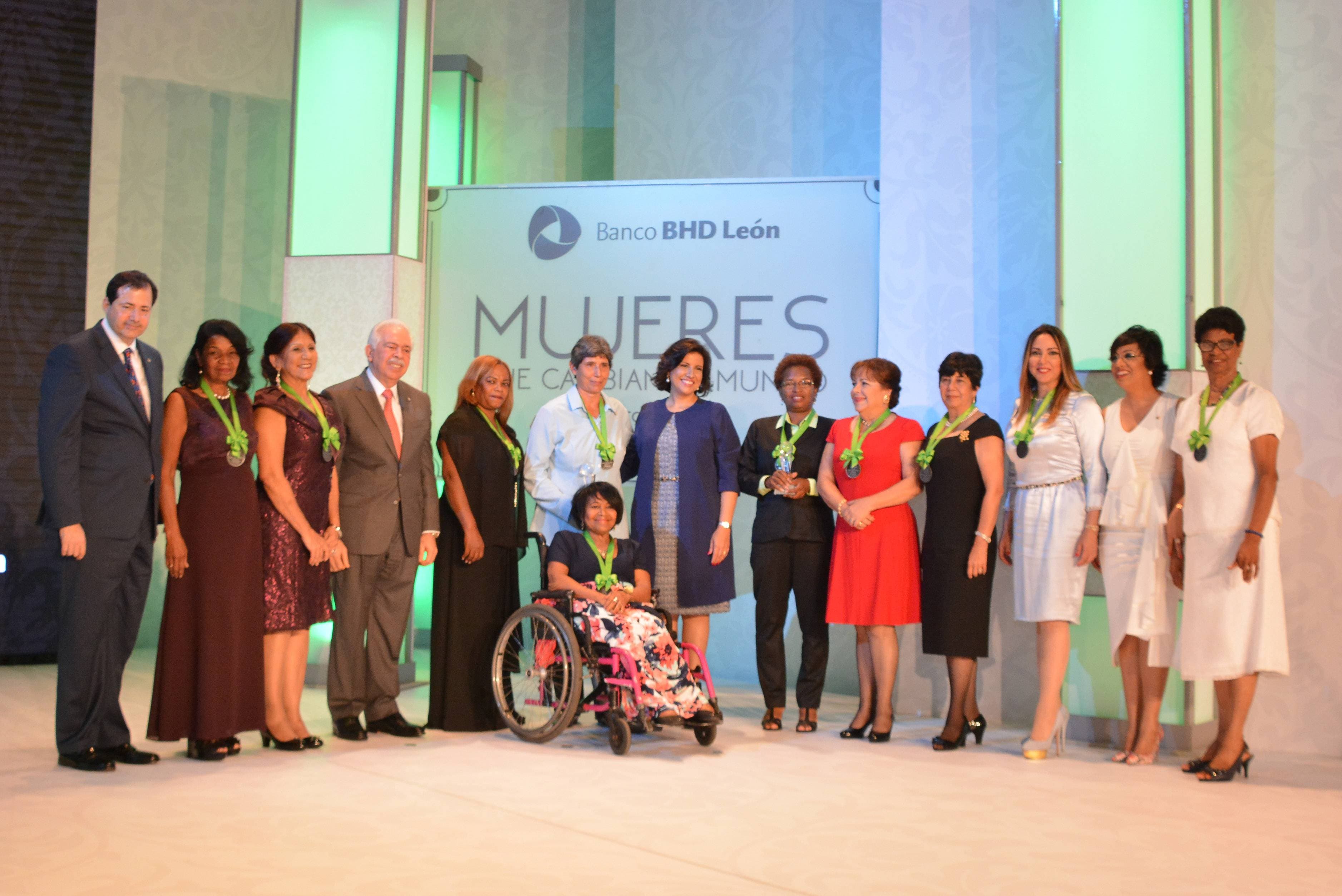 Banco Bhd Entrega Premios Mujeres Que Cambian Mundo 0863