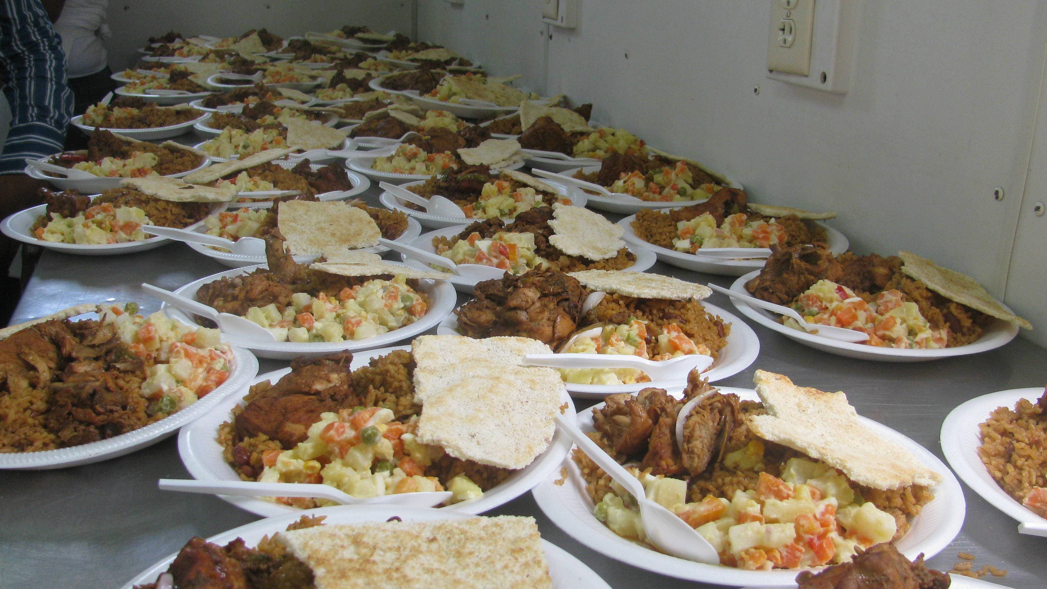 Más de 1,500 familias fueron beneficiadas en Barahona con operativo alimenticio