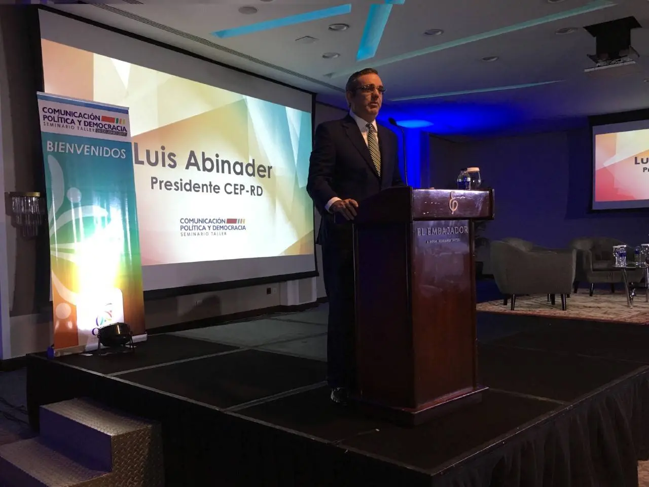 Luis Abinader afirma tecnologías de la información deben servir para democratizar la política