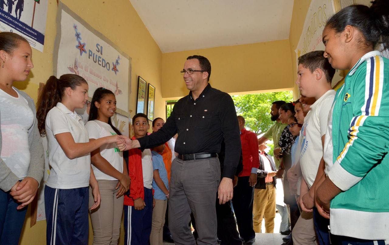 Andrés Navarro recorre escuelas para conocer sus necesidades