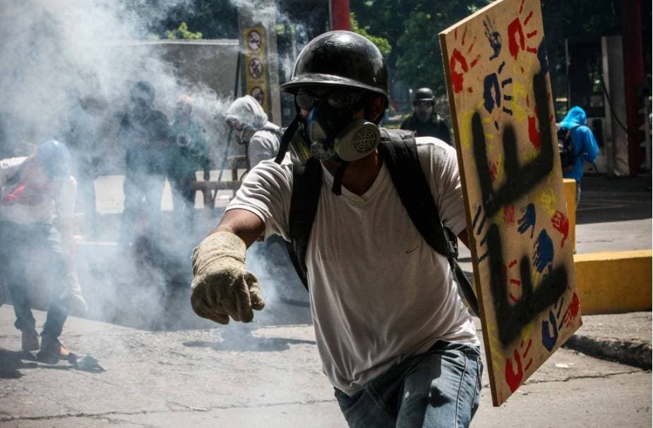 Dos muertos en la jornada de huelga general contra Nicolás Maduro