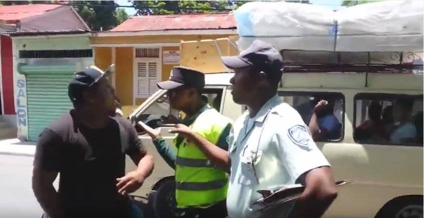 Video: Agente de Amet y conductor se «emburujan»