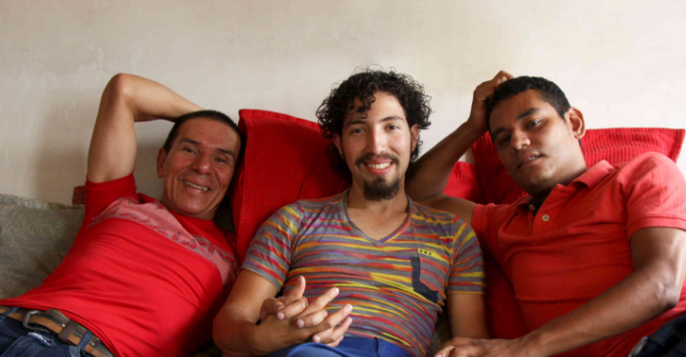 Tres hombres registran primera “unión poliamorosa” de Colombia