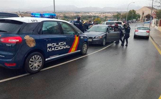 España: Más de 100 dominicanos detenidos por licencias de conducir  falsas