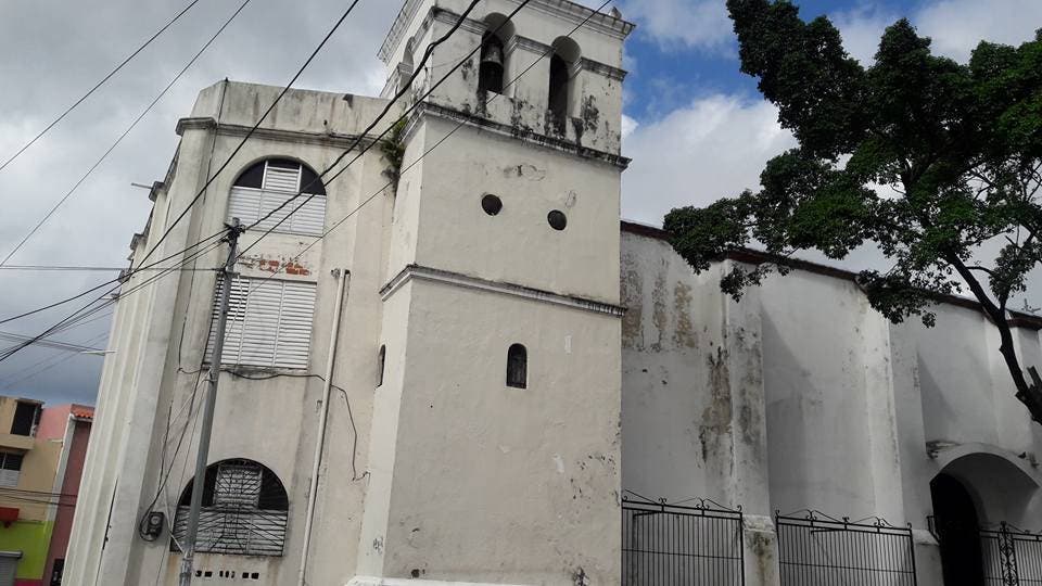 Con aportes de la comunidad completan primera etapa reparación techo iglesia San Carlos