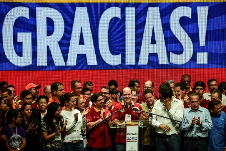 Oposición venezolana llama a paro contra Maduro tras masivo voto en plebiscito