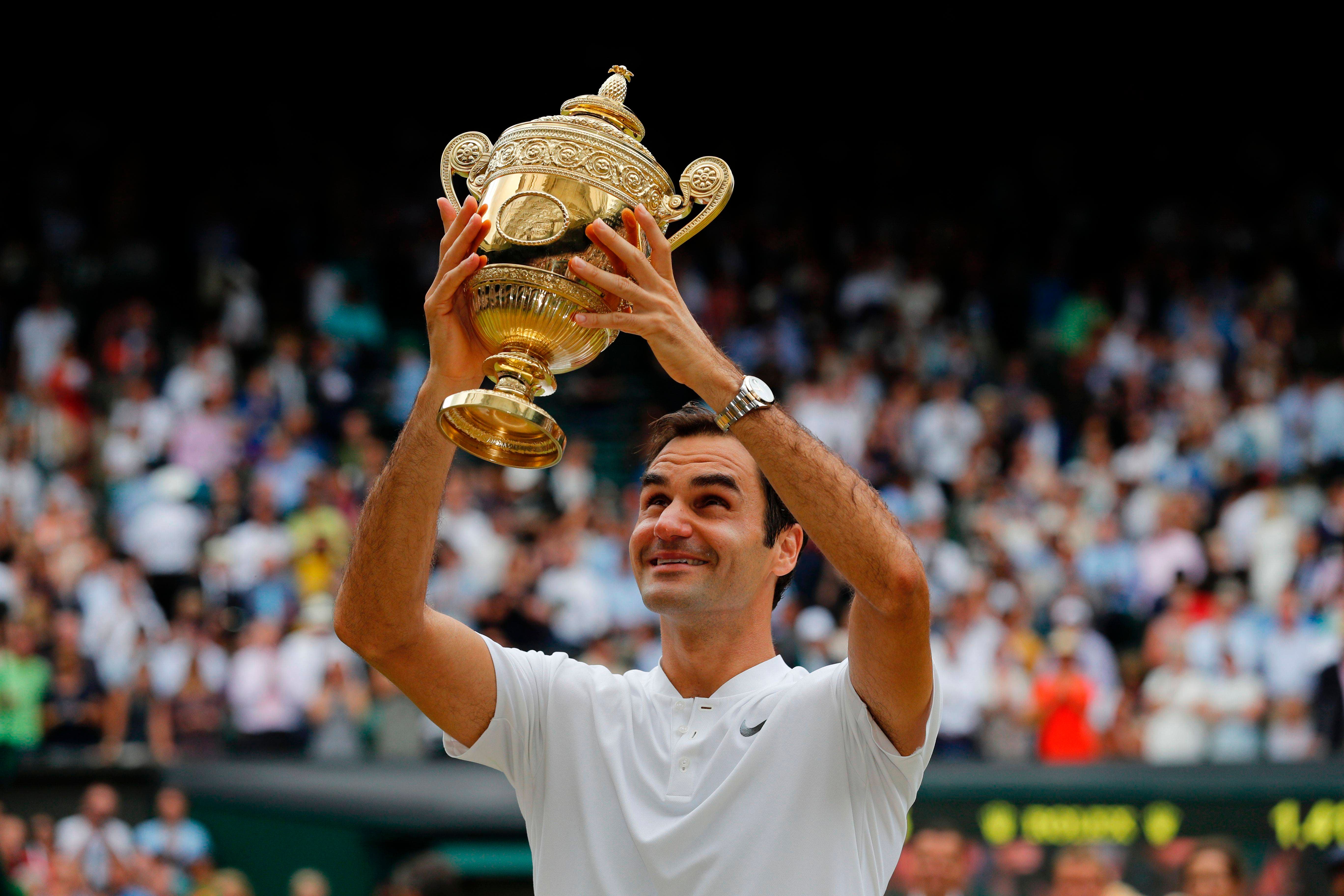 Roger Federer llora en su momento de gloria al ganar por octava vez Wimbledon