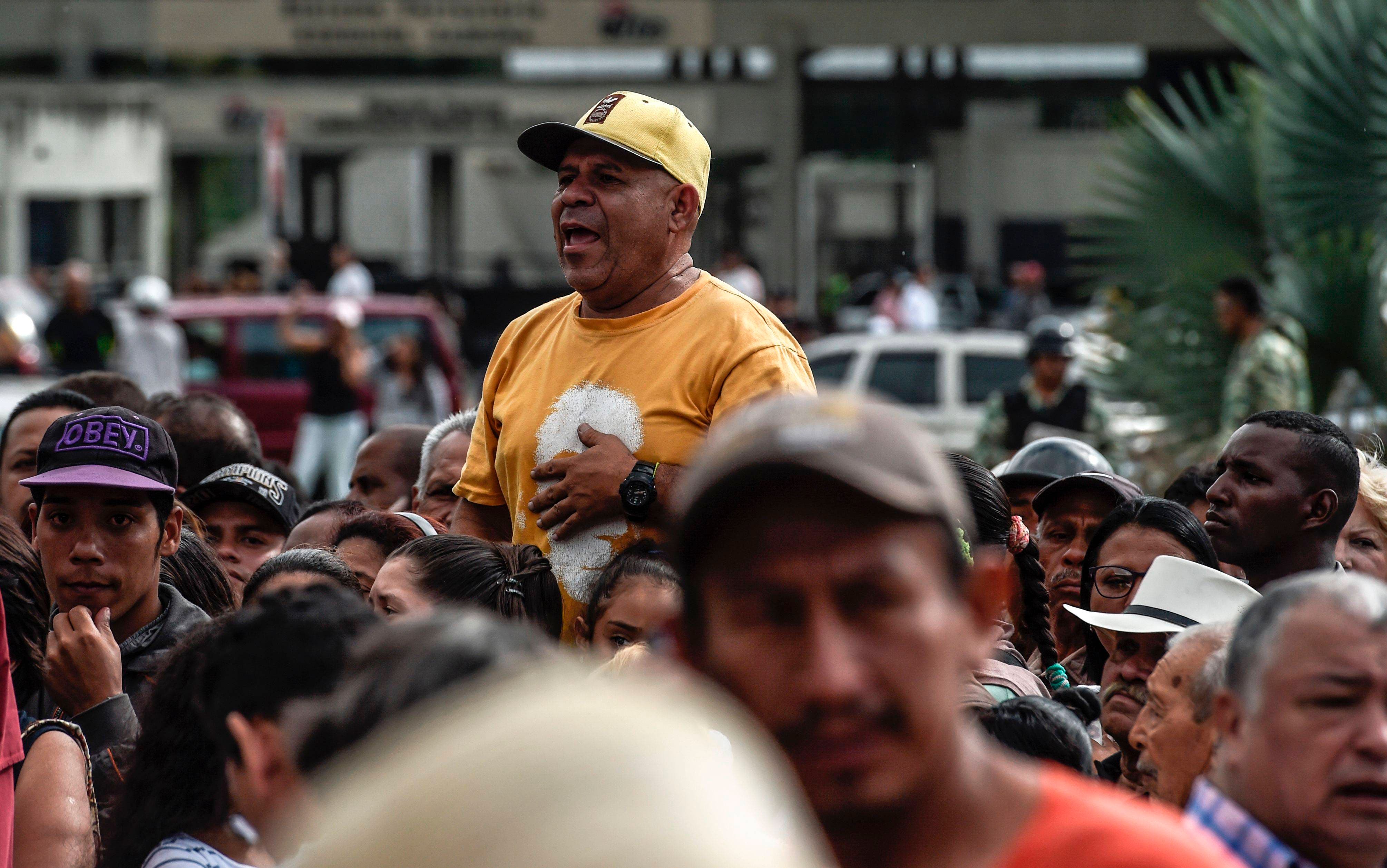 Video: Gases, balas, insultos: fuerzas del orden reprimen a opositores en Venezuela