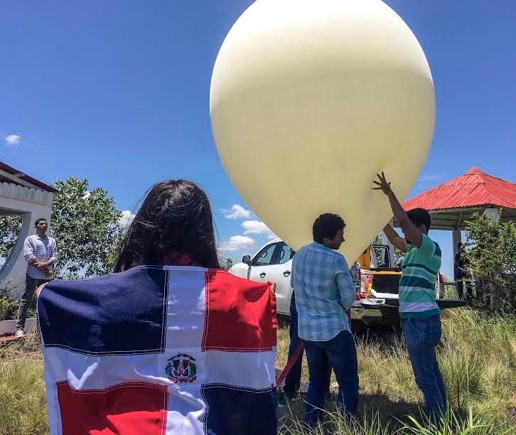Banreservas y jóvenes dominicanos llevan la bandera nacional a la estratósfera