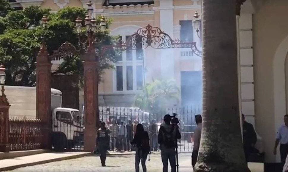 Chavistas rodean Parlamento y lanzan cohetes pirotécnicos en los alrededores; hay heridos