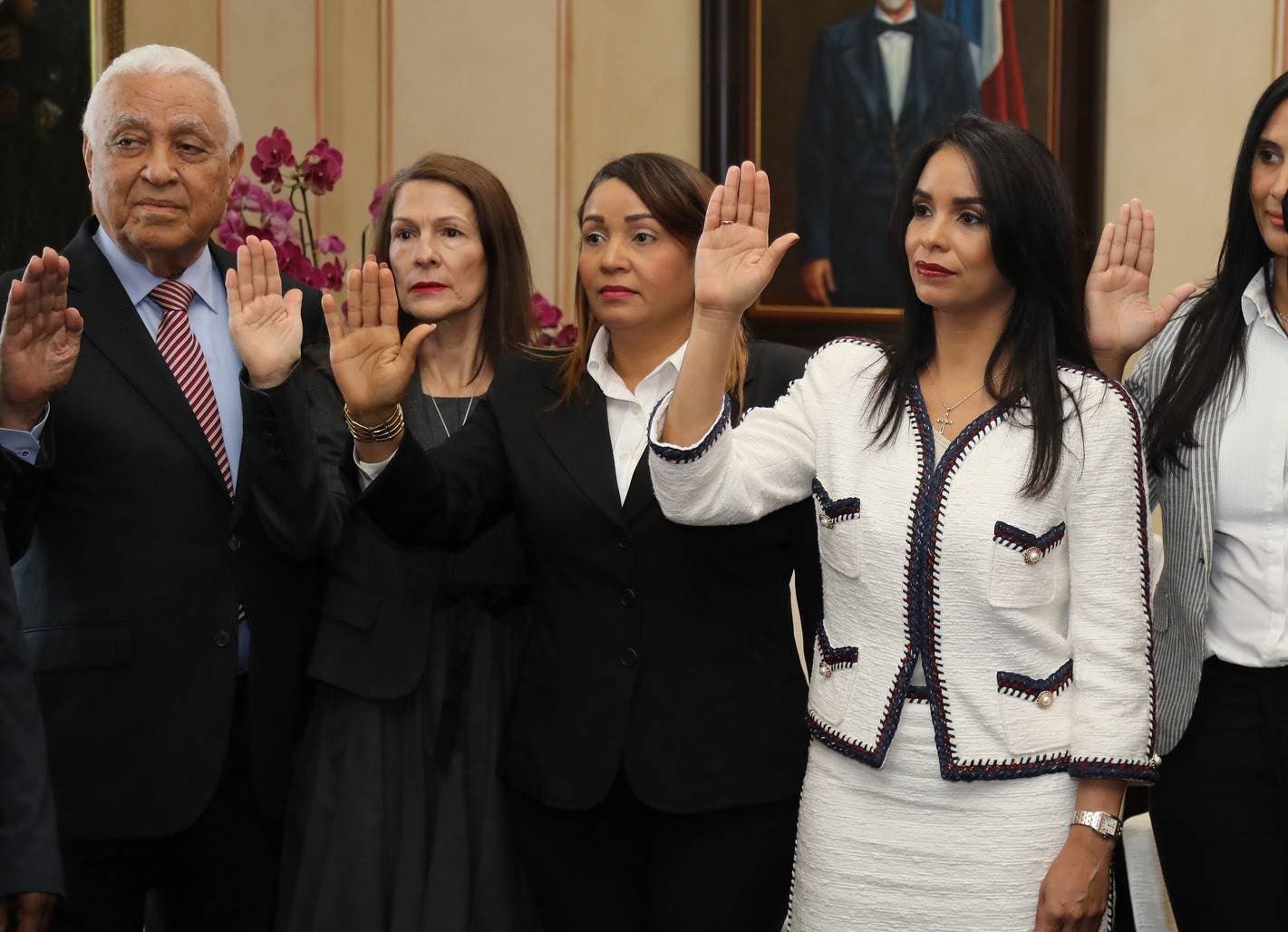 Danilo Medina juramenta a funcionarios INTRANT