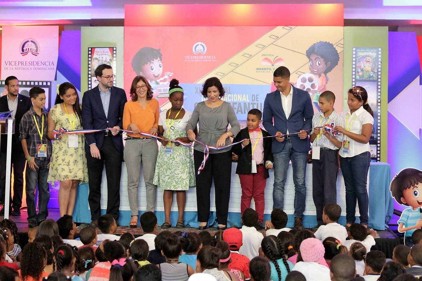Vicepresidenta abre en Santiago XII Festival Internacional de Cine Infantil