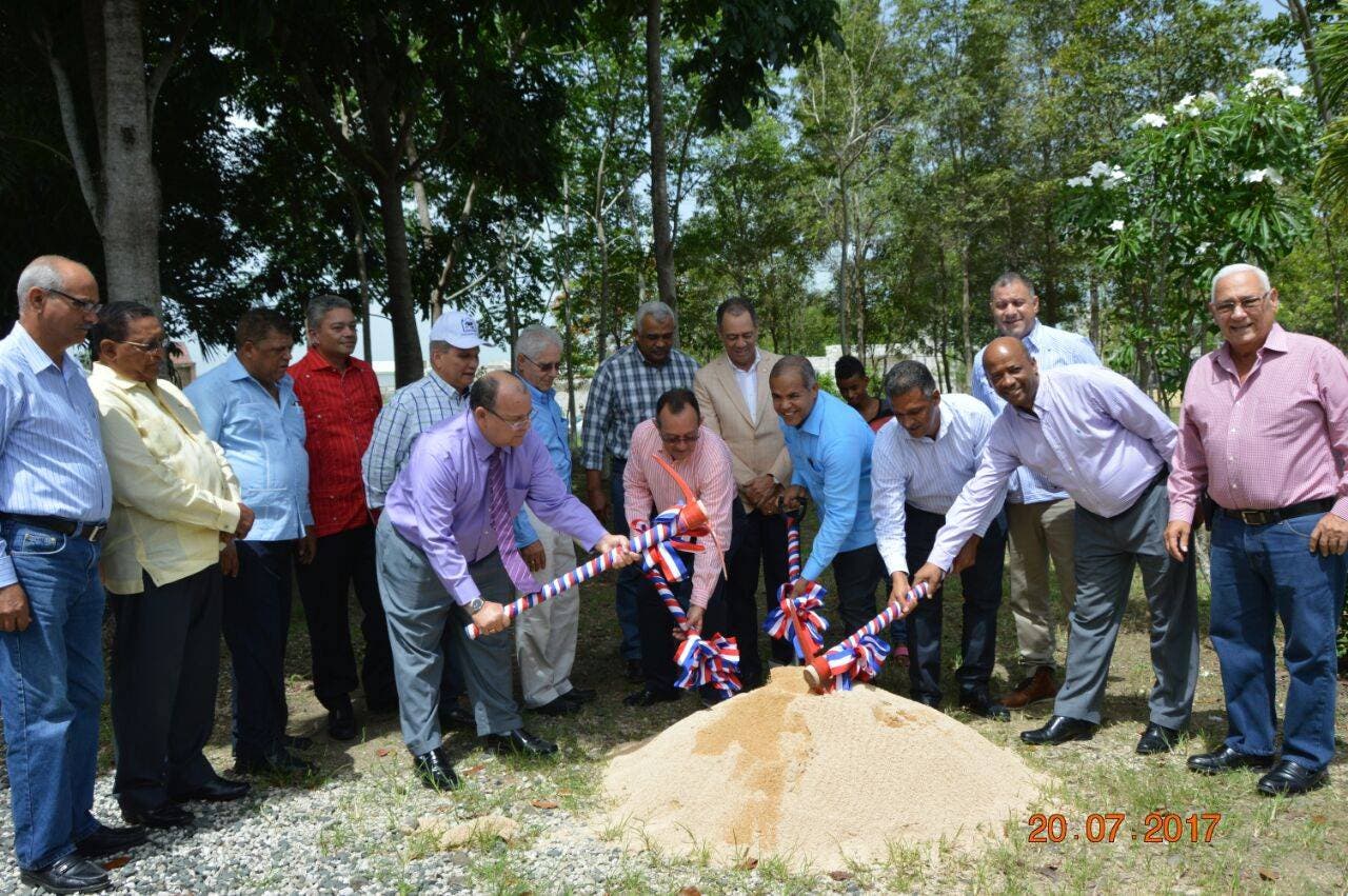 El FEDA inicia construcción de planta procesadora de leche en Hato Mayor
