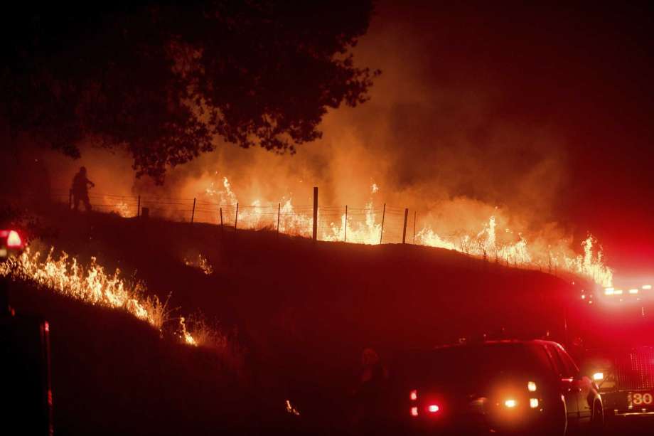 Incendio en California destruye ocho inmuebles, hay desalojos