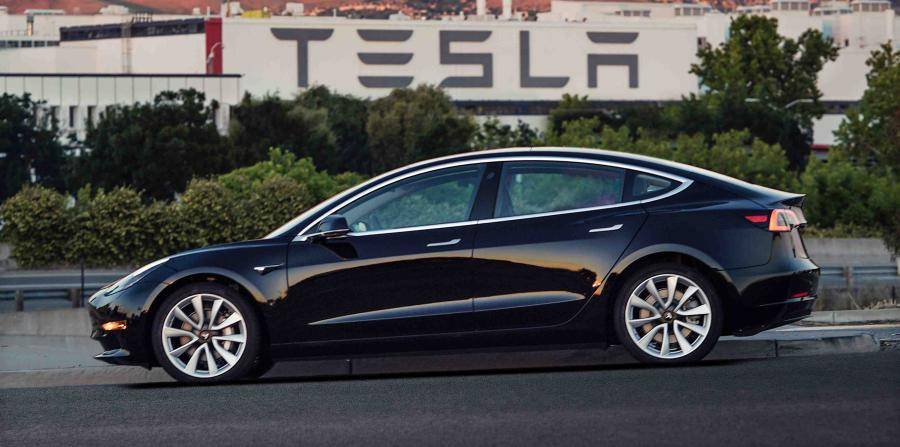 Tesla entrega las 30 primeras unidades de su nuevo vehículo, el «Modelo 3»