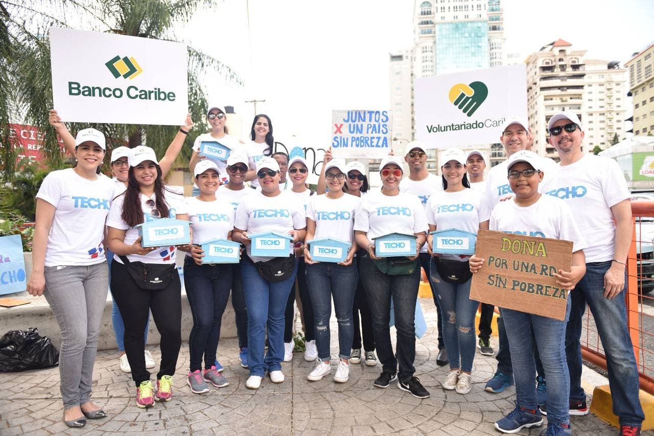 Voluntariado de Banco Caribe apoya colecta de Techo