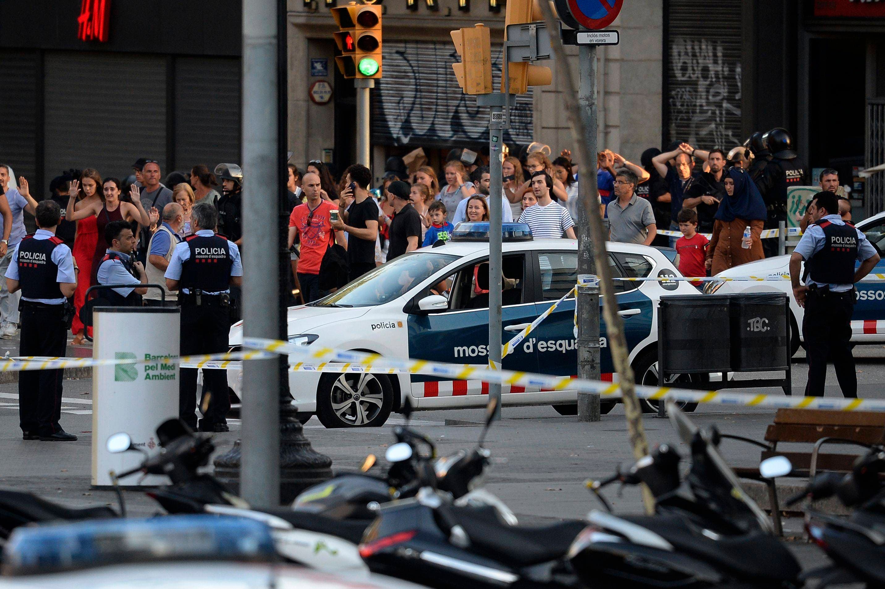 Policía española busca al sospechoso del ataque en Barcelona