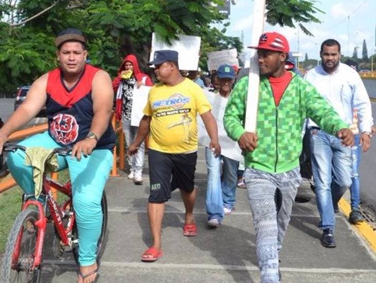 «Buzos» de Rafaey inician peregrinaje al Palacio Nacional en reclamando de derechos