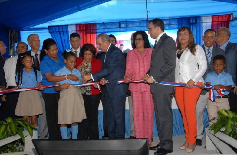 Presidente entrega tres centros educativos en la provincia Santo Domingo