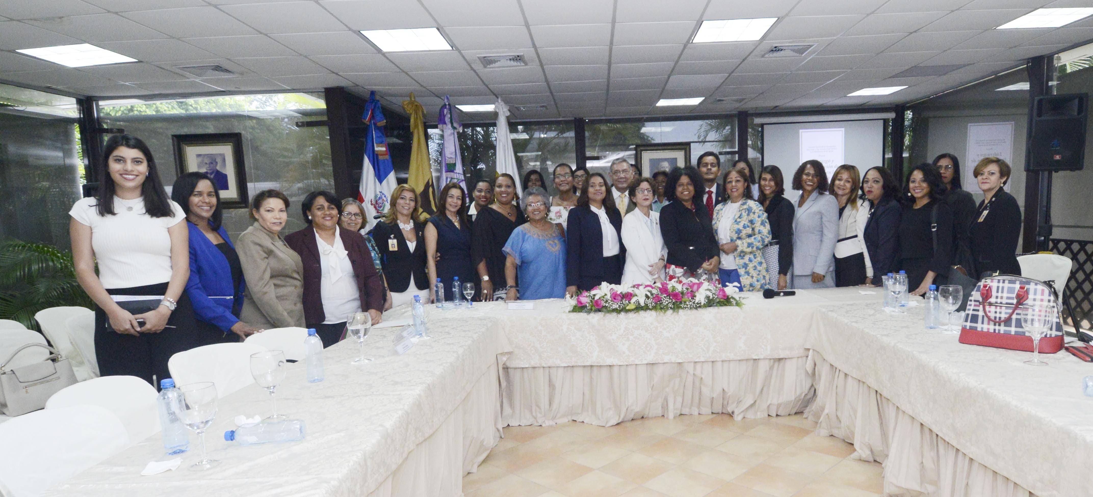 Realizan panel Liderazgo y Participación de la Mujer en la Política