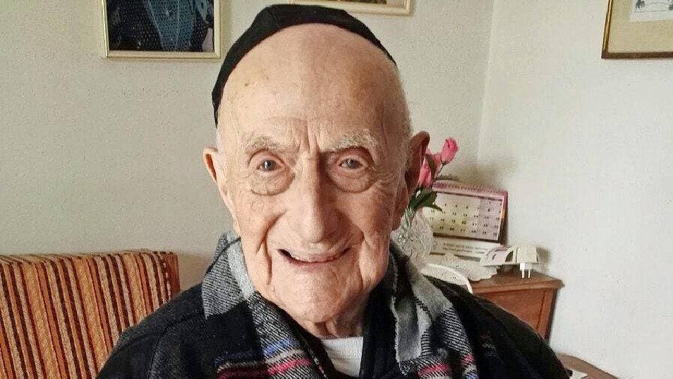Muere el hombre más viejo del mundo a los 113 años; era sobreviviente de Auschwitz