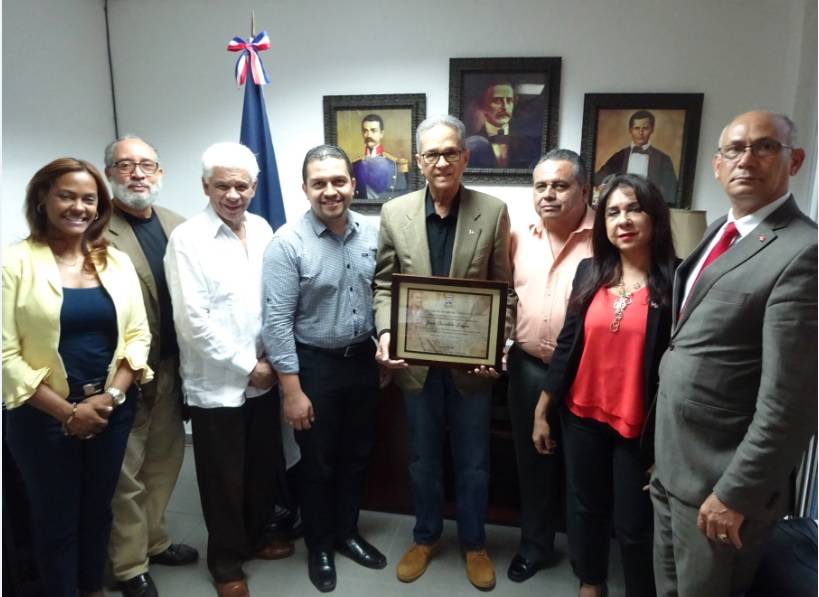 Gobierno de Honduras condecora al saliente embajador de RD Osvaldo Leger