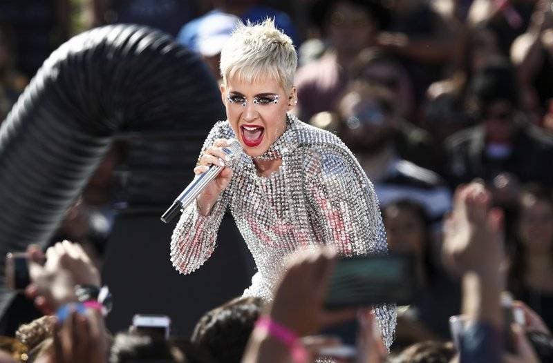 Katy Perry posterga inicio de gira por retraso de producción