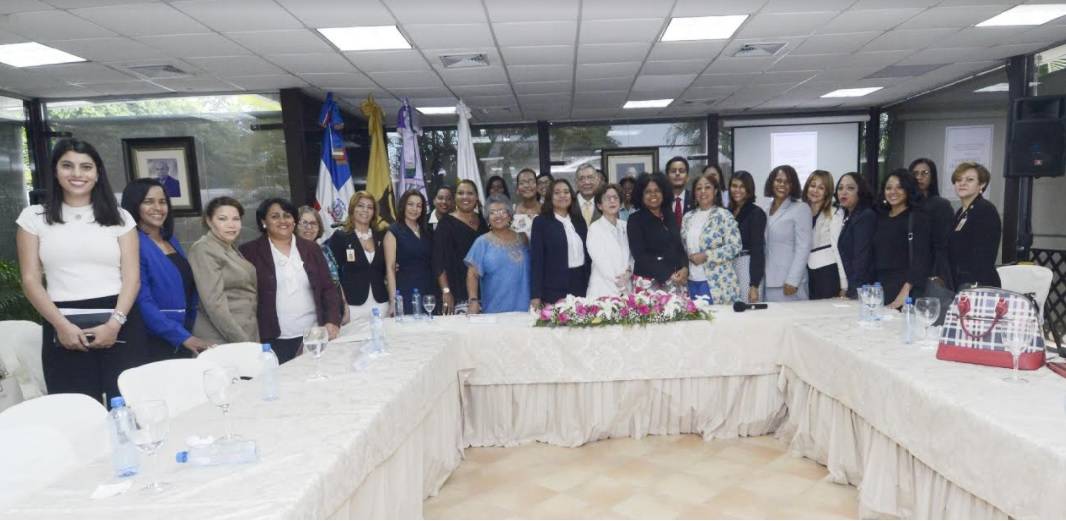 Realizan panel Liderazgo y Participación de la Mujer en la Política