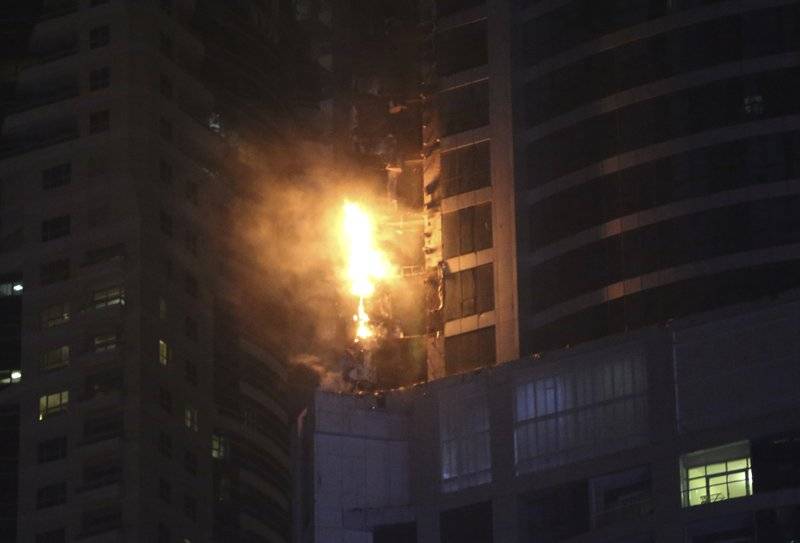 Video: Gran incendio en rascacielos residencial de Dubái