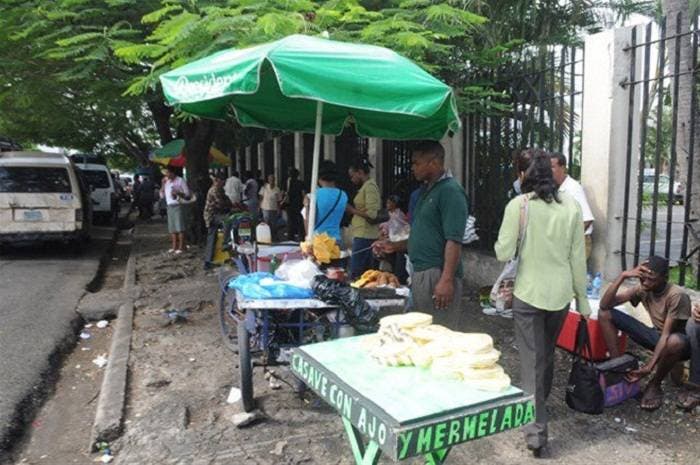 Ministra de Salud pide a alcaldes retirar vendedores ambulantes