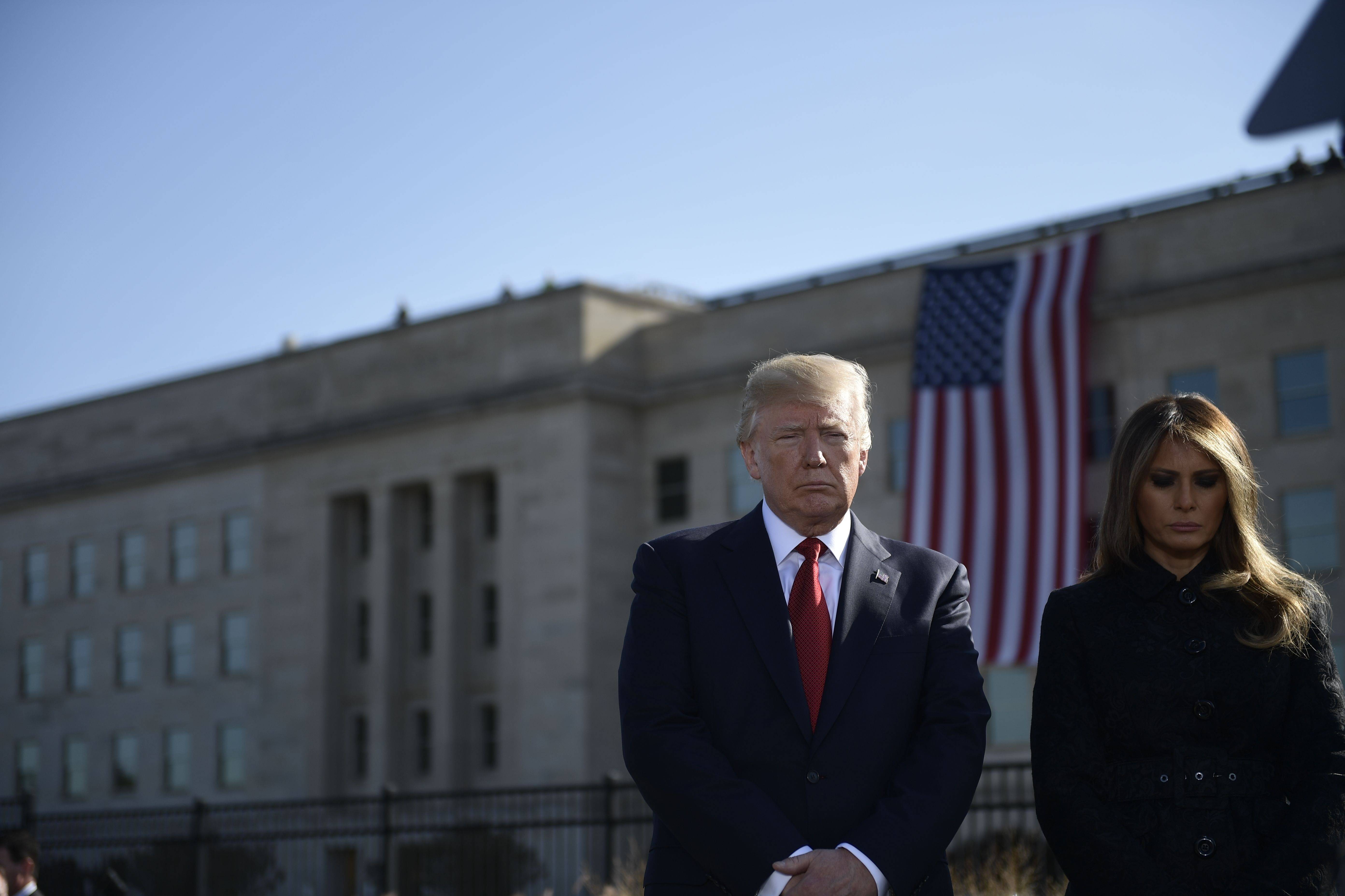 Donald Trump y Melania encabezan momento de silencio por víctimas del 11S