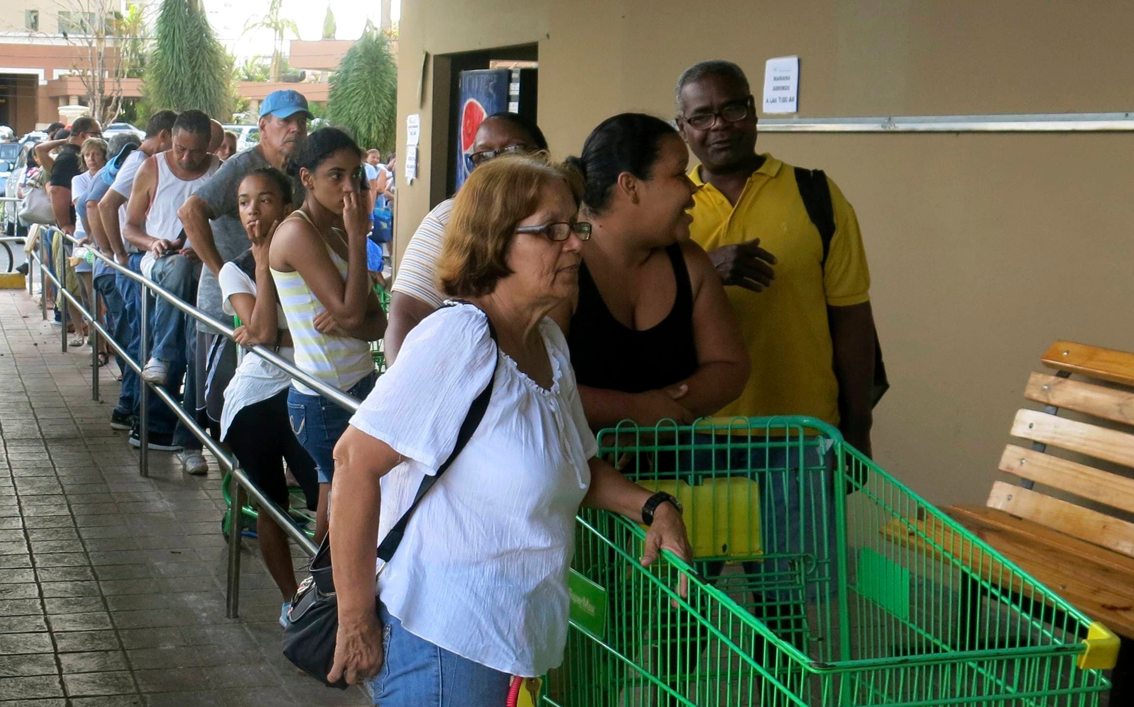 Supermercados en Puerto Rico abren por primera vez tras huracán María, pero prácticamente » no tienen de nada»