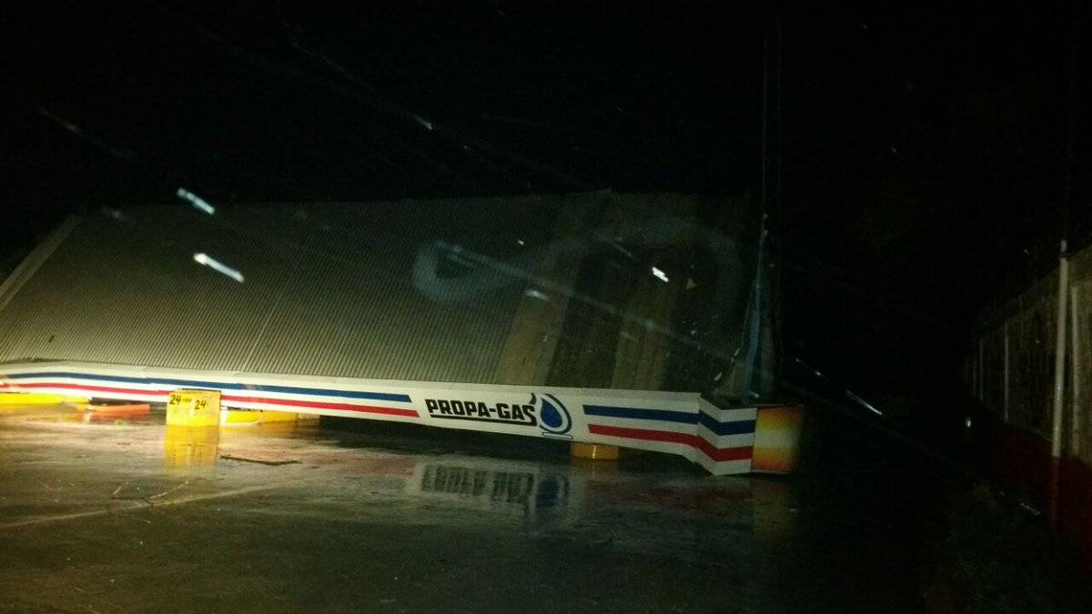 Fuertes vientos provocan colapso techo de envasadora de GLP en Punta Cana