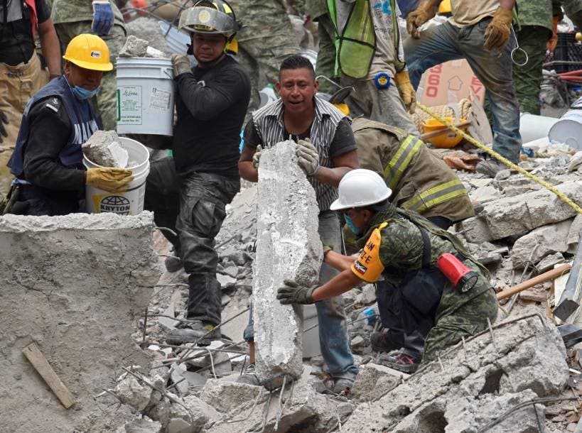 México busca entre ruinas tras un sismo que mató a 223