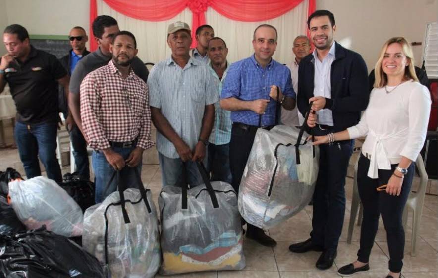 Roberto Ángel  ofrece ayuda a familias damnificadas por huracán Irma