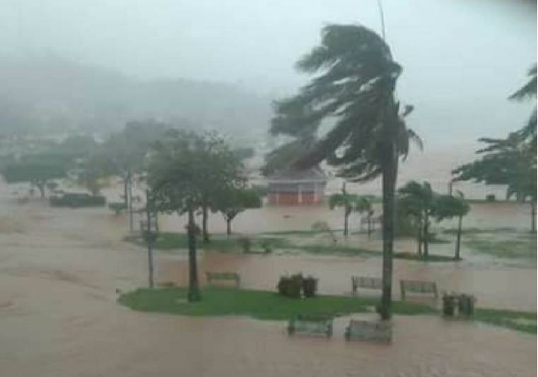 Video: Ráfagas de viento y lluvias azotan zona costera de Samaná por María