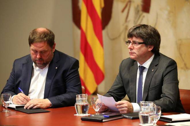 Parlamento catalán estudia fecha para la comparecencia de Puigdemont