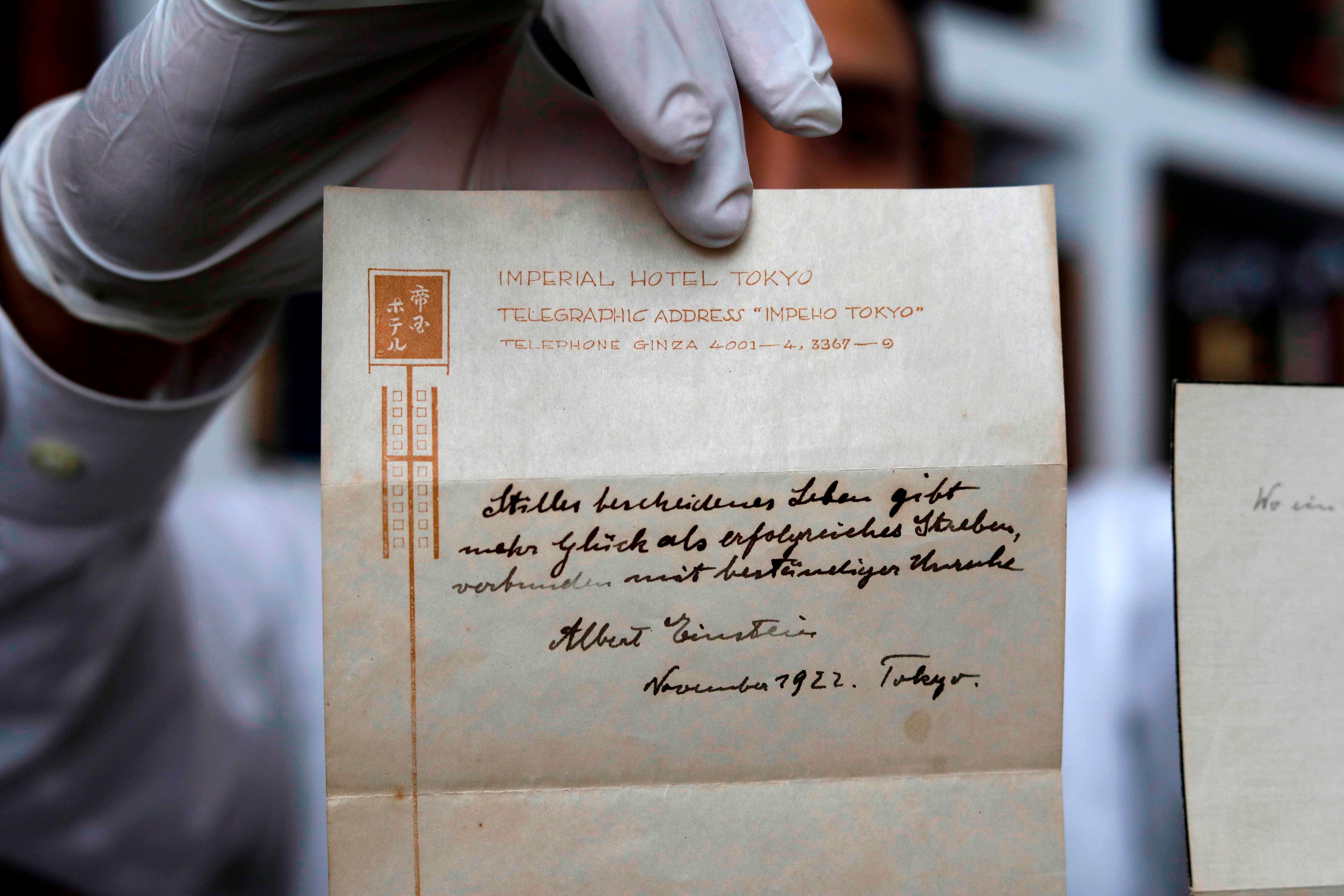 Video: Más de un millón y medio de dólares por notas que Einstein dejó como propina