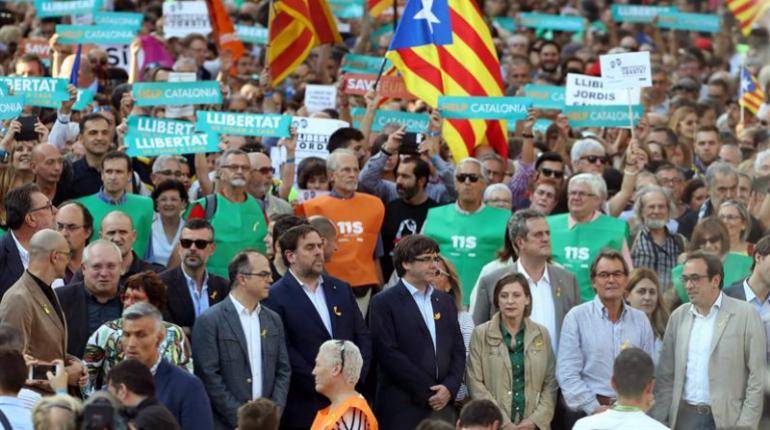 Miles de catalanes se manifiestan contra el Gobierno español