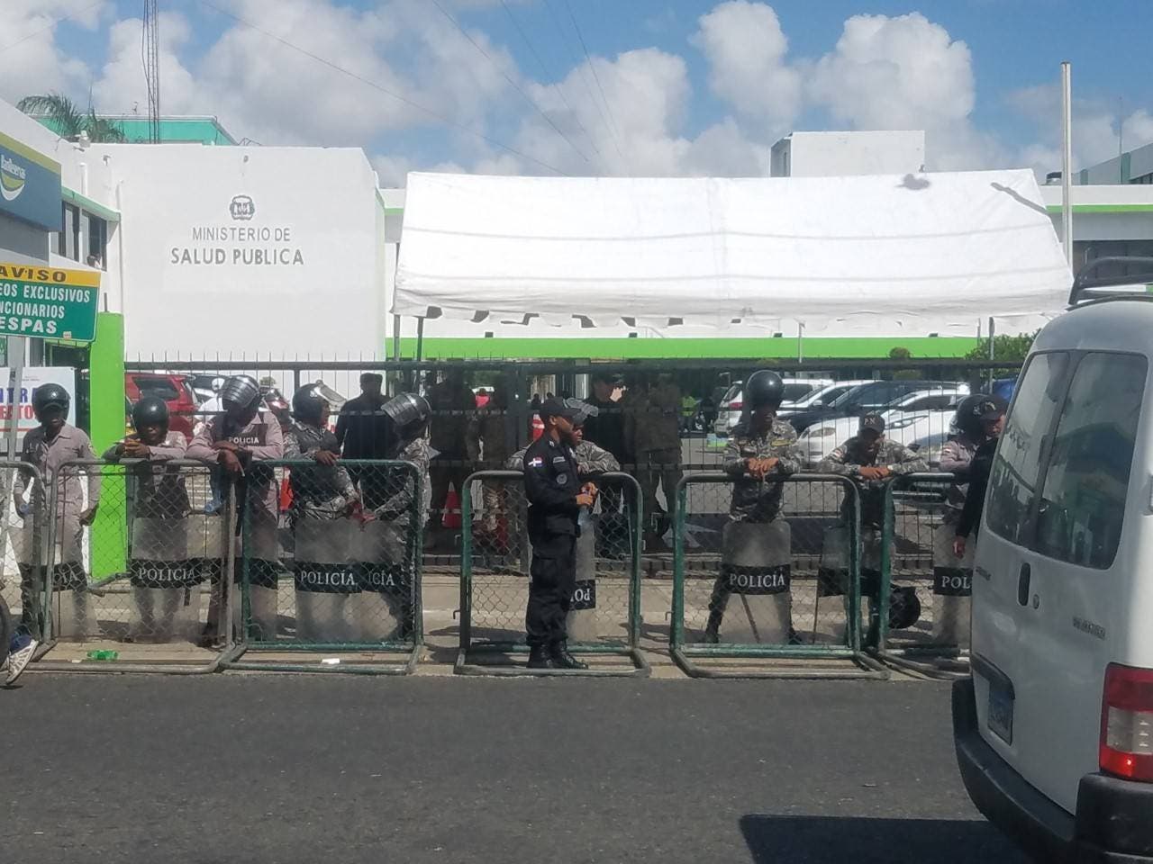 Policías impiden acceso de Waldo Ariel Suero al Ministerio de Salud Pública