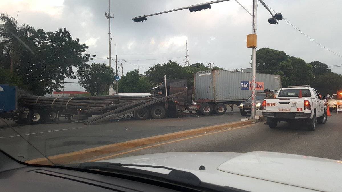 Choque entre patanas obstaculiza tránsito en autopista Duarte; no hay heridos en accidente