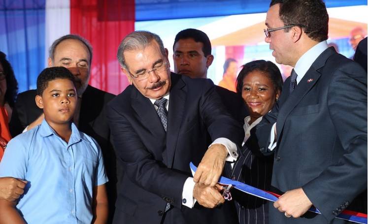 Presidente Medina entrega escuela básica en sector El Almirante