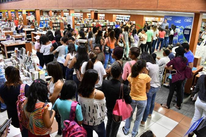 Foto 16 Una gran cantidad de jóvenes acudieron a la Librería Cuesta