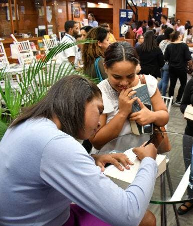 Foto 5 La novelista venezolana compartió con lectores de RD