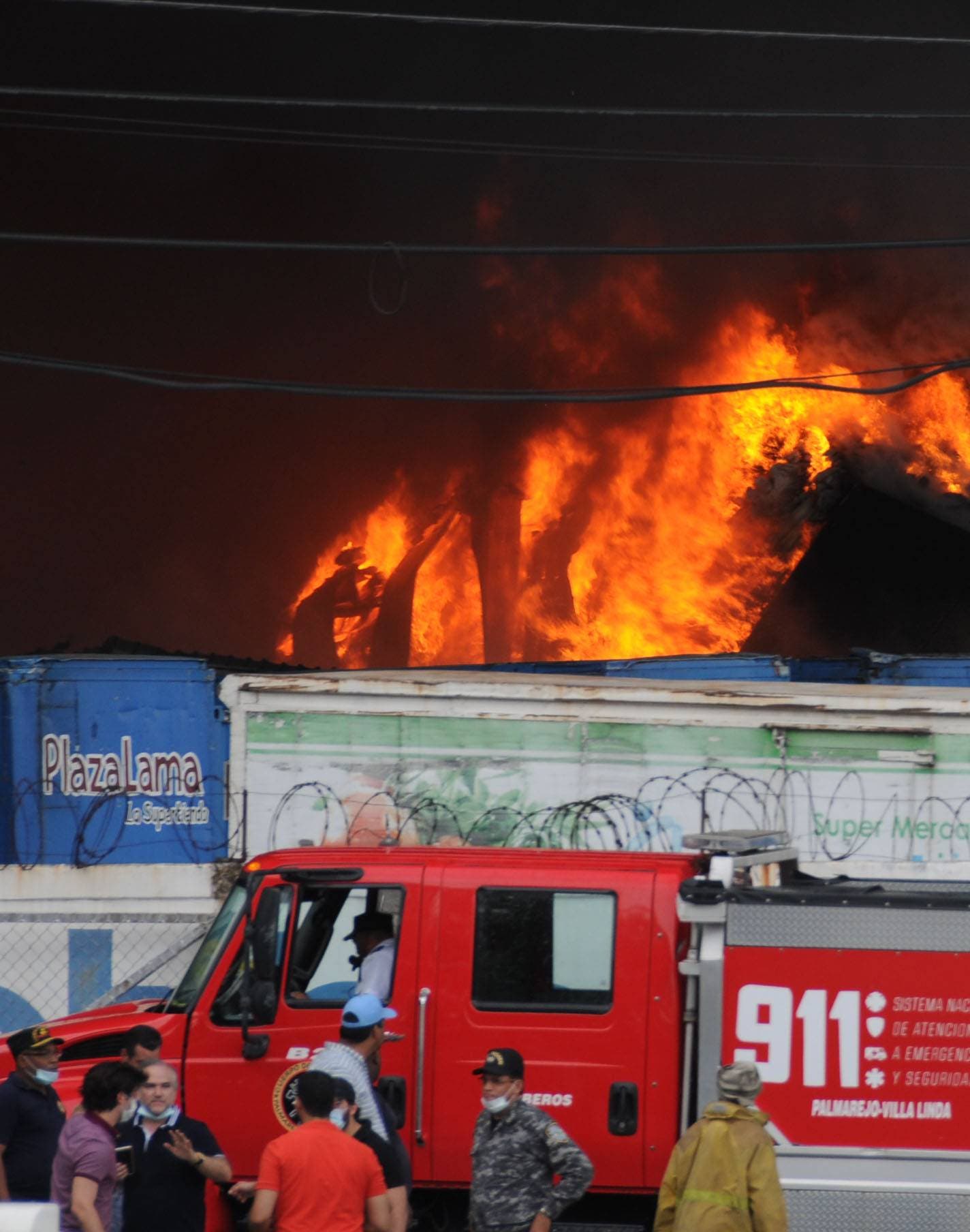 Vea en fotos uno de los incendios más grandes en RD, el del almacén de Plaza Lama