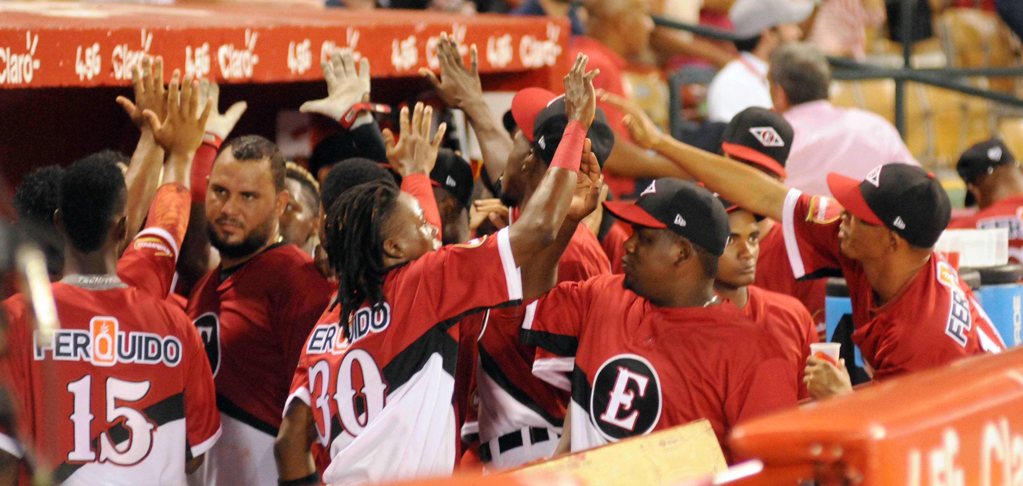 Leones se quedan solos en la cima del béisbol dominicano
