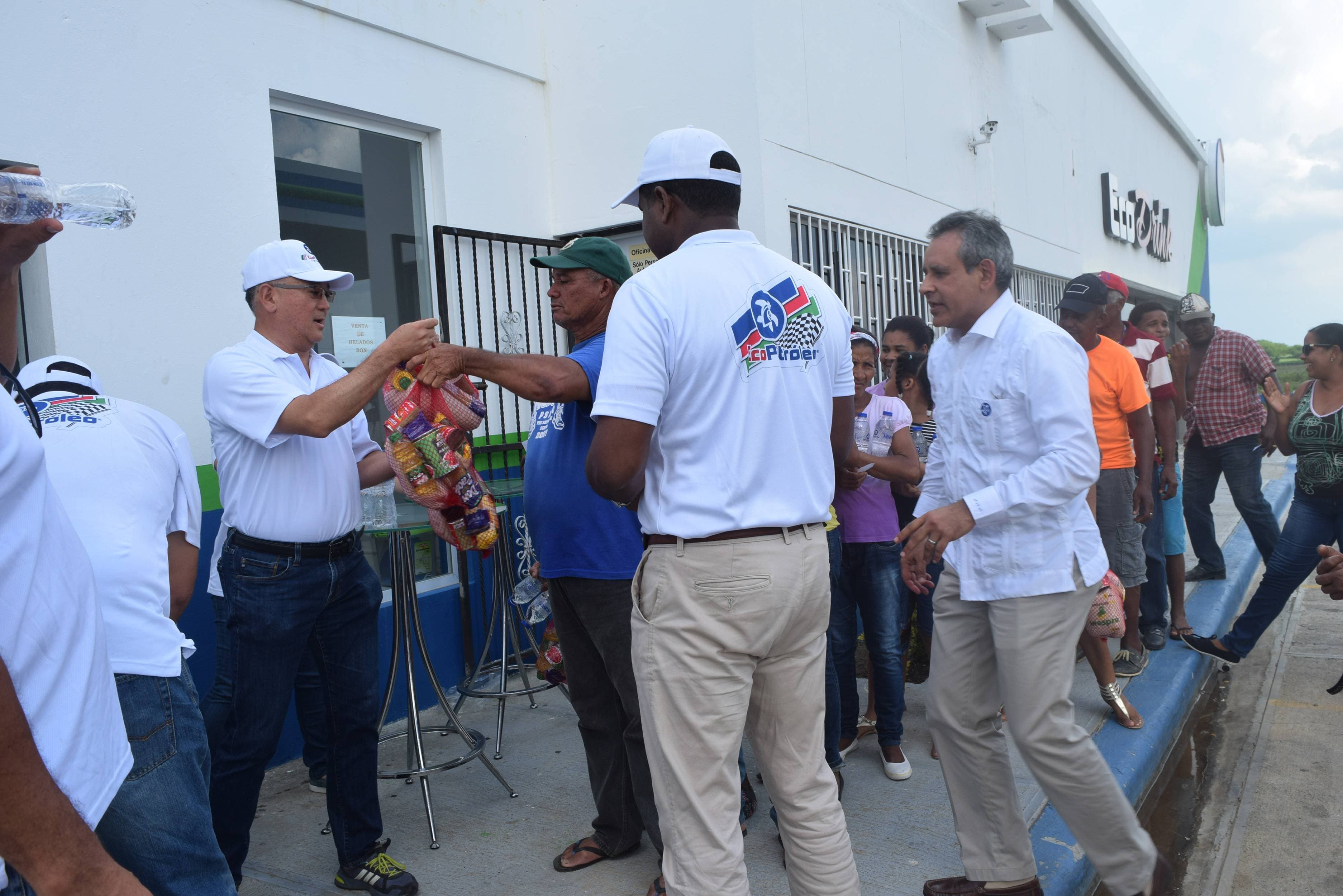 Eco Petróleo Dominicana entrega alimentos y agua potable a afectados por huracanes Irma y María